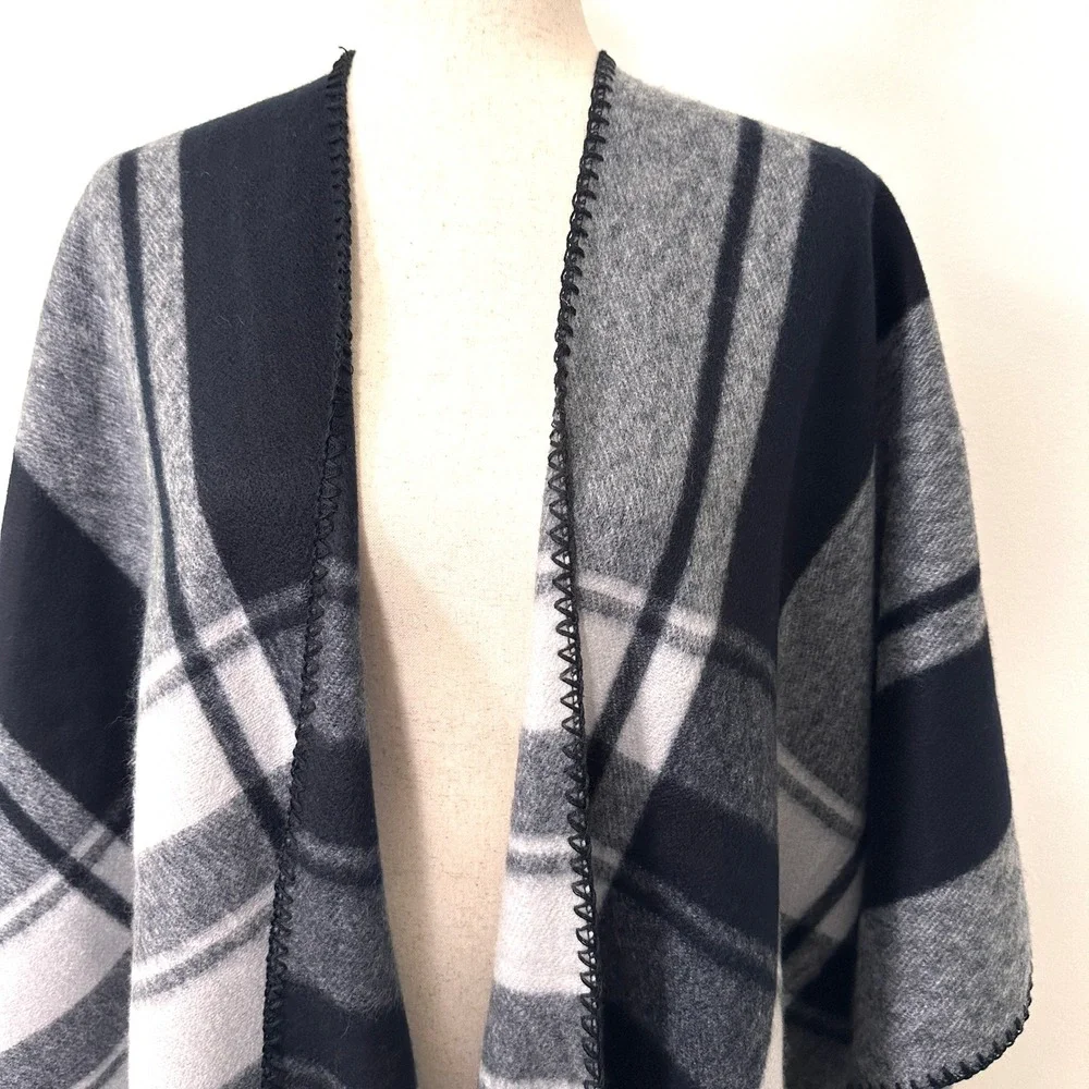 Woolrich Plaid Poncho Wrap Black Grey White Blanket Stitch OS Cabincore Cozy